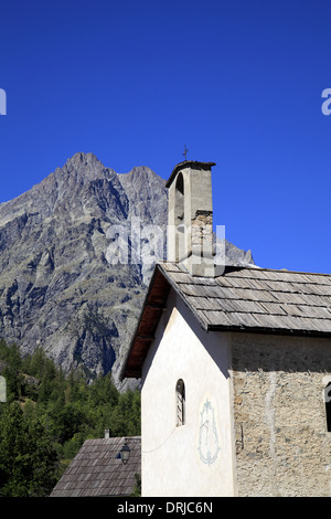 La Chapelle Sainte Barbe situato a Claux-Pelvoux. In background, Mont Pelvoux, Hautes Alpes, Francia Foto Stock