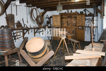 Masdache Lanzarote canna tradizionale rendendo il workshop in proprietà della famiglia El Grifo museo del vino nella vecchia cantina Foto Stock