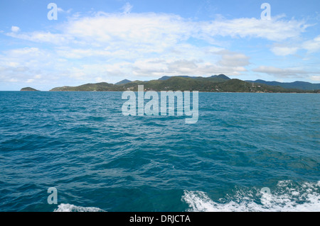 Vista dal traghetto su bella Koh Phangan isola in Tailandia Foto Stock