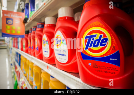 Detergente Tide in un negozio di alimentari in New York Foto Stock