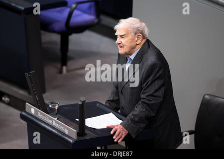 Berlino, Germania. 27 gennaio, 2014. Cerimonia nel Parlamento tedesco in memoria delle vittime del nazionalsocialismo. / Immagine: 95-anno-vecchio autore russo Daniil Granin sopravvissuto l assedio di Leningrado tiene il discorso commemorativo, Berlino, Germania, il 27 gennaio 2014. Credito: Reynaldo Paganelli/NurPhoto/ZUMAPRESS.com/Alamy Live News Foto Stock