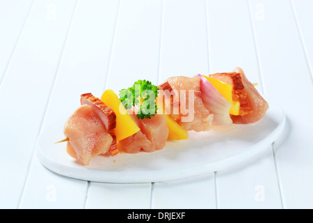 Il pollo crudo shish kebab con il peperone giallo e la pancetta Foto Stock