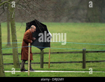 Sandringham, Norfolk, Regno Unito. 26 gen 2014. Sua Maestà la Regina Elisabetta II che frequentano la Chiesa al Sandringham. Il Principe Filippo , Duca di Edimburgo, battaglie con un ombrello sotto la pioggia andando a Santa Maria Maddalena la Chiesa per domenica mattina il servizio in Sandringham. Pic: Paolo Marriott Fotografia/Alamy Live News Foto Stock