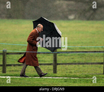 Sandringham, Norfolk, Regno Unito. 26 gen 2014. Sua Maestà la Regina Elisabetta II che frequentano la Chiesa al Sandringham. Il Principe Filippo , Duca di Edimburgo, battaglie con il suo ombrello sotto la pioggia che frequentano Santa Maria Maddalena la Chiesa per domenica mattina il servizio in Sandringham. Pic: Paolo Marriott Fotografia/Alamy Live News Foto Stock