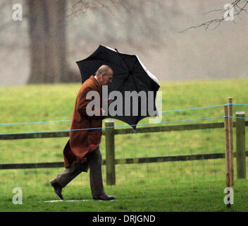 Sandringham, Norfolk, Regno Unito. 26 gen 2014. Sua Maestà la Regina Elisabetta II che frequentano la Chiesa al Sandringham. Il Principe Filippo , Duca di Edimburgo, battaglie con un ombrello sotto la pioggia andando a Santa Maria Maddalena la Chiesa per domenica mattina il servizio in Sandringham. Pic: Paolo Marriott Fotografia/Alamy Live News Foto Stock