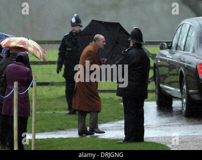 Sandringham, Norfolk, Regno Unito. 26 gen 2014. Sua Maestà la Regina Elisabetta II che frequentano la Chiesa al Sandringham. Il Principe Filippo , Duca di Edimburgo, conserva il suo ombrello prima di partecipare a Santa Maria Maddalena la Chiesa per domenica mattina il servizio in Sandringham. Pic: Paolo Marriott Fotografia/Alamy Live News Foto Stock