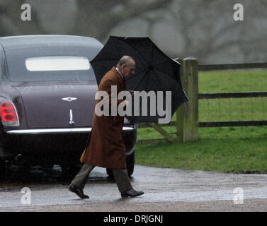 Sandringham, Norfolk, Regno Unito. 26 gen 2014. Sua Maestà la Regina Elisabetta II che frequentano la Chiesa al Sandringham. Il Principe Filippo , Duca di Edimburgo, battaglie con un ombrello sotto la pioggia andando a Santa Maria Maddalena la Chiesa per domenica mattina il servizio in Sandringham. Pic: Paolo Marriott Fotografia/Alamy Live News Foto Stock