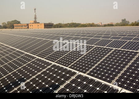 A 1 MW di energia solare stazione gestito da Tata power sul tetto di una società di elettricità di Delhi, India. Foto Stock