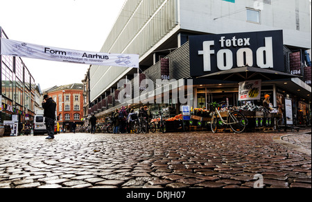 O di Aarhus Arhus, strada di ciottoli in Danimarca città Foto Stock