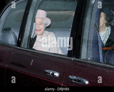 Sandringham, Norfolk, Regno Unito. 26 gen 2014. Sua Maestà la Regina Elisabetta II che frequentano la Chiesa al Sandringham. Sua Maestà la Regina Elisabetta II sorrisi, frequentando la santa Maria Maddalena la Chiesa per domenica mattina il servizio in Sandringham. Pic: Paolo Marriott Fotografia/Alamy Live News Foto Stock