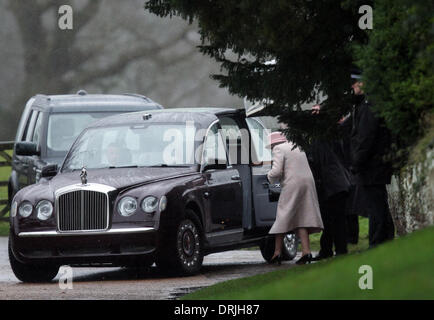 Sandringham, Norfolk, Regno Unito. 26 gen 2014. Sua Maestà la Regina Elisabetta II che frequentano la Chiesa al Sandringham. Sua Maestà la Regina Elisabetta II dopo aver frequentato la santa Maria Maddalena la Chiesa per domenica mattina il servizio in Sandringham. Pic: Paolo Marriott Fotografia/Alamy Live News Foto Stock