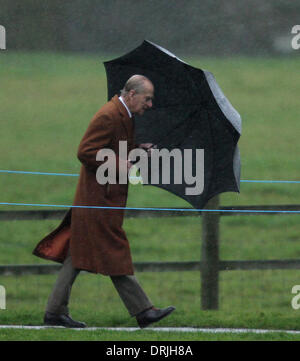 Sandringham, Norfolk, Regno Unito. 26 gen 2014. Sua Maestà la Regina Elisabetta II che frequentano la Chiesa al Sandringham. Il Principe Filippo , Duca di Edimburgo, battaglie con il suo ombrello sotto la pioggia che frequentano Santa Maria Maddalena la Chiesa per domenica mattina il servizio in Sandringham. Pic: Paolo Marriott Fotografia/Alamy Live News Foto Stock