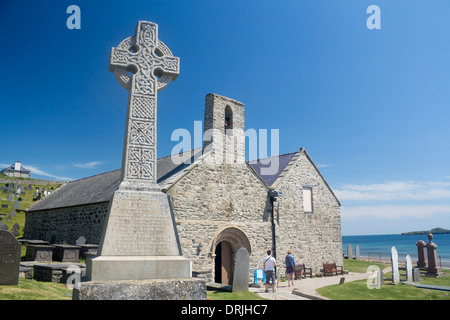 St Hywyn la Chiesa Aberdaron Llŷn Peninsula Gwynedd North Wales UK con il memoriale di guerra in forma e stile della croce Celtica Foto Stock