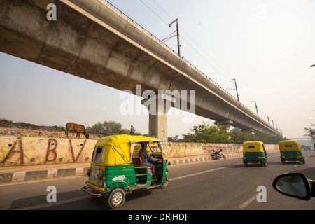 La metropolitana di Delhi con gas naturale compresso (CNG) powered tuctucs, Delhi, India. Foto Stock