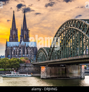 Colonia, Germania presso la cattedrale e il ponte sul fiume Reno. Foto Stock