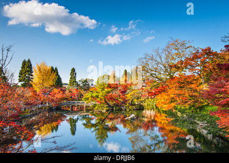 Kyoto, Giappone presso lo stagno e il ponte del tempio Eikando in autunno. Foto Stock