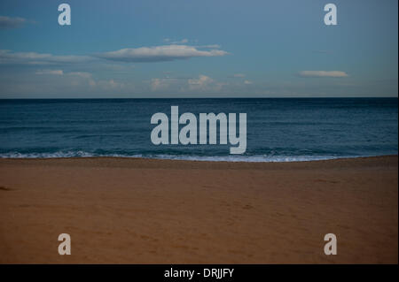 La Barceloneta, Barcelona, Spagna-27th gennaio, 2014. Spiaggia di Barceloneta a Barcellona. Il vento forte e chiaro ambiente all'alba di Barcellona. Credito: Jordi Boixareu/Alamy Live News Foto Stock