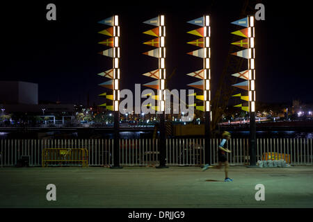 La Barceloneta, Barcelona, Spagna-27th gennaio, 2014. Un uomo che corre contro il vento in La Barceloneta, Barcellona. Il vento forte e chiaro ambiente all'alba di Barcellona. Credito: Jordi Boixareu/Alamy Live News Foto Stock