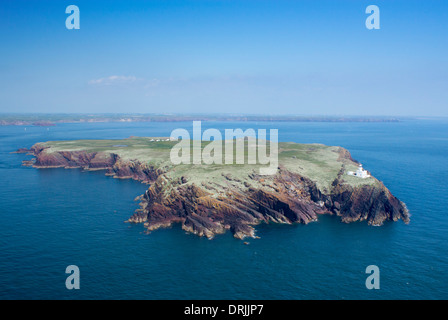 Vista aerea del Skokholm island e il faro guardando indietro verso la parte continentale del Pembrokeshire West Wales UK Foto Stock