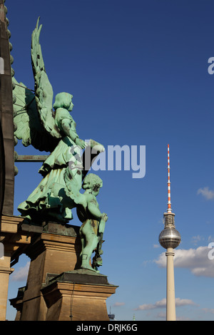 Statua sulla cupola della cattedrale di Berlino e la Torre della TV, Berlino, Germania Foto Stock