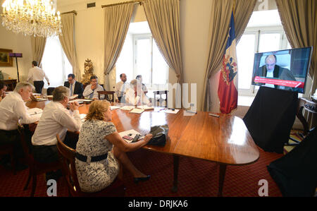 Santiago del Cile. 27 gennaio, 2014. Immagine fornita dal Cile assumerà la Presidenza mostra il presidente cileno Sebastian Pinera (C) far reagire durante la lezione della decisione della Corte internazionale di giustizia (CIG) circa la disputa marittima con il Perù, nel palazzo governativo, Santiago del Cile, a gennaio 27, 2014. Credito: Jose Manuel de la Maza/Presidenza del Cile/Xinhua/Alamy Live News Foto Stock