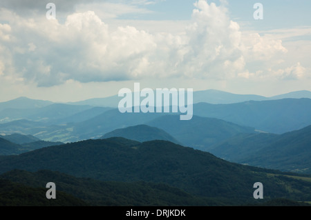 Vista dal picco Tarnica, gamme della montagna in blu, monti Bieszczady Polonia Foto Stock
