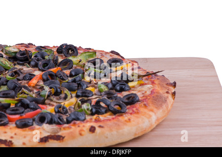 Tutta la pizza vegetariana su un tagliere, topping includono Olive Pomodori, pepe e formaggio Foto Stock