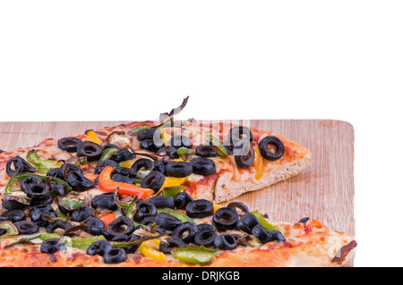 Pizza vegetariana su un tagliere, topping includono Olive Pomodori, pepe e formaggio Foto Stock