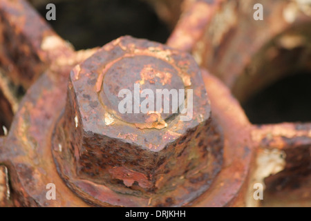 Rusty il dado e il bullone su una ruota di ancoraggio per una barca Foto Stock