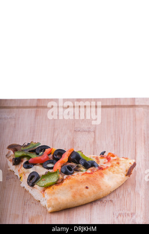 Pizza vegetariana pezzo su un tagliere, topping includono Olive Pomodori, pepe e formaggio Foto Stock