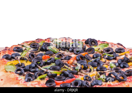 Tutta la pizza vegetariana su un tagliere, topping includono Olive Pomodori, pepe e formaggio Foto Stock