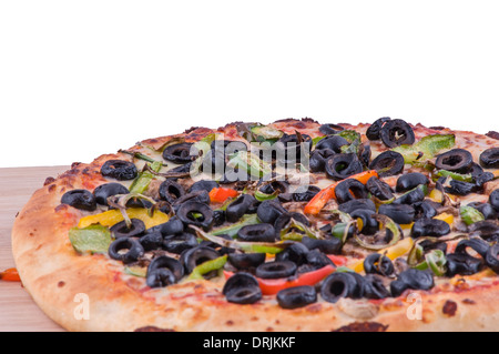 Tutta la pizza vegetariana su un tagliere, topping includono Olive Pomodori, pepe e formaggio Foto Stock