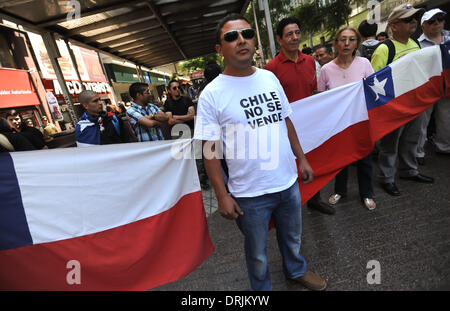 Santiago del Cile. 27 gennaio, 2014. Dimostranti cileno prendere parte a una protesta durante la lezione della decisione della Corte internazionale di giustizia (CIG) circa la disputa marittima con il Perù, a Santiago del Cile, a gennaio 27, 2014. Credito: Jorge Villegas/Xinhua/Alamy Live News Foto Stock