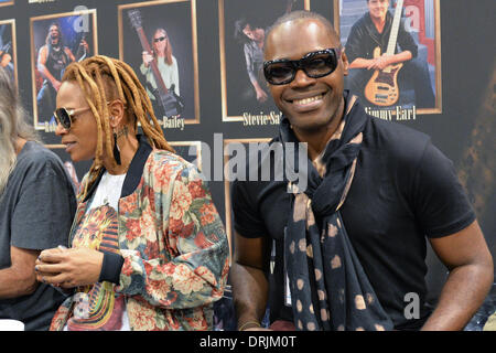 Toronto, Ontario, Canada. 23 gen 2014. Celebrity bass chitarristi ingaggi a Warwick guitar azienda produttrice. Da sinistra a destra: divinità ROXX, ARMAND SABAL-LECCO. © Igor Vidyashev/ZUMAPRESS.com/Alamy Live News Foto Stock