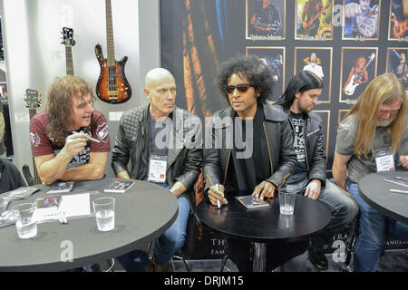 Toronto, Ontario, Canada. 23 gen 2014. Celebrity bass chitarristi ingaggi a Warwick guitar azienda produttrice. Da sinistra a destra: PETER BALTES, WOLF HOFFMANN, WILLIAM DUVALL, Jonas Hellborg, SCOTT REEDER. © Igor Vidyashev/ZUMAPRESS.com/Alamy Live News Foto Stock