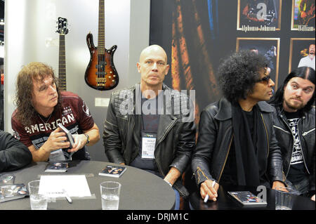 Toronto, Ontario, Canada. 23 gen 2014. Celebrity bass chitarristi ingaggi a Warwick guitar azienda produttrice. Da sinistra a destra: PETER BALTES, WOLF HOFFMANN, WILLIAM DUVALL, Jonas Hellborg. © Igor Vidyashev/ZUMAPRESS.com/Alamy Live News Foto Stock