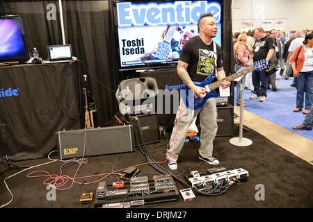 Toronto, Ontario, Canada. 24 gen 2014. Il chitarrista TOSHI ISEDA esegue sul far della sera stand al NAMM Show di Anaheim, CA. © Igor Vidyashev/ZUMAPRESS.com/Alamy Live News Foto Stock