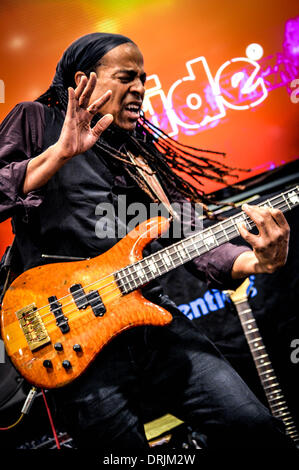Toronto, Ontario, Canada. 24 gen 2014. Living Colour bassista Doug Wimbish esegue sul far della sera stand al NAMM Show di Anaheim, CA. © Igor Vidyashev/ZUMAPRESS.com/Alamy Live News Foto Stock