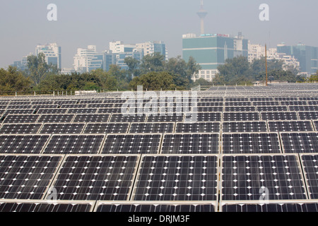 A 1 MW di energia solare stazione gestito da Tata power sul tetto di una società di elettricità di Delhi, India. Foto Stock