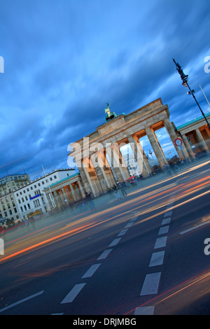 La Porta di Brandeburgo e la luce le vie di Berlino, Germania Foto Stock