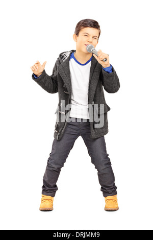 A piena lunghezza Ritratto di un ragazzo cantare sul microfono Foto Stock