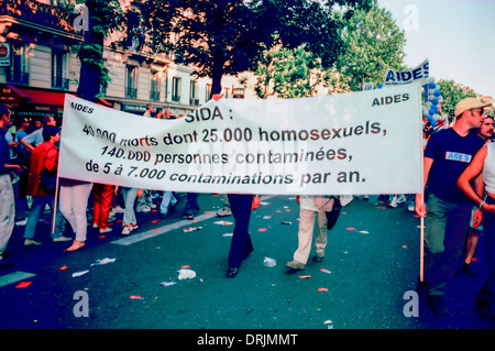 Parigi, Francia, Gay Pride Parade, AID Group, Carrier Banner, "40.000 morti, tra cui 25.000 omosessuali, 140.000 persone contaminate", striscione della sfilata lgbt Foto Stock