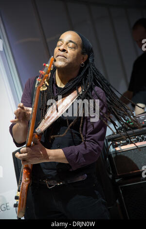 Toronto, Ontario, Canada. 24 gen 2014. Living Colour bassista Doug Wimbish esegue a BEHRINGER stand al NAMM Show di Anaheim, CA. © Igor Vidyashev/ZUMAPRESS.com/Alamy Live News Foto Stock