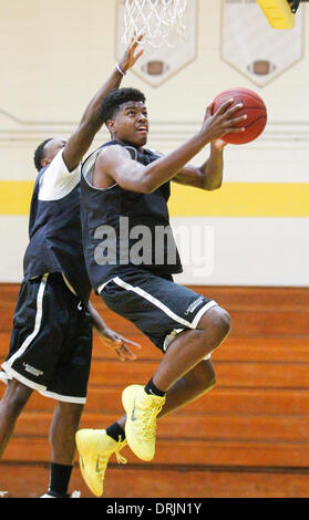 San Pietroburgo, Florida, Stati Uniti d'America. 27 gennaio, 2014. JAMES BORCHUCK | Orari.Anthony Lawrence, a destra, va per un layup durante la pratica di basket a Lakewood High School Lunedì, 27 gennaio, 2014. © James Borchuck/Tampa Bay volte/ZUMAPRESS.com/Alamy Live News Foto Stock