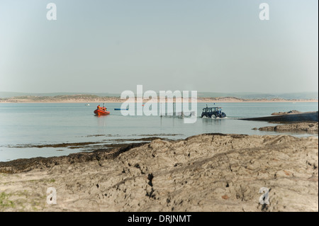 Scialuppa di salvataggio RNLI lanciare in mare sulla missione di salvataggio Foto Stock