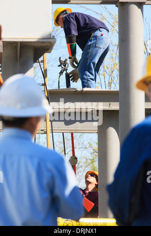 Ingegnere di potenza di trasmissione di un ingegnere di un cinturino di messa a terra mentre si lavora su un alta tensione stazione di distribuzione Foto Stock