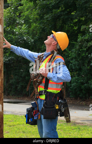 Ingegnere di comunicazioni preparando a salire pole Foto Stock