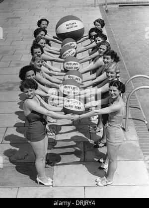 Un gruppo di donne in costume da bagno e la spiaggia di palle, Butlins Foto Stock