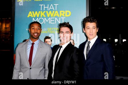 Los Angeles, CA, Stati Uniti d'America. 27 gennaio, 2014. Michael B. Giordania, Zac Efron, Miglia Bancomat presso gli arrivi per quel momento inopportuno Premiere, Regal Cinemas LA LIVE Stadium 14, Los Angeles, CA. 27 gennaio 2014. Credito: Elizabeth Goodenough/Everett raccolta/Alamy Live News Foto Stock