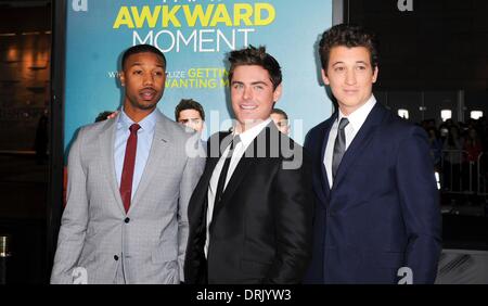 Los Angeles, CA, Stati Uniti d'America. 27 gennaio, 2014. Michael B. Giordania, Zac Efron, Miglia Bancomat presso gli arrivi per quel momento inopportuno Premiere, Regal Cinemas LA LIVE Stadium 14, Los Angeles, CA. 27 gennaio 2014. Credito: Elizabeth Goodenough/Everett raccolta/Alamy Live News Foto Stock